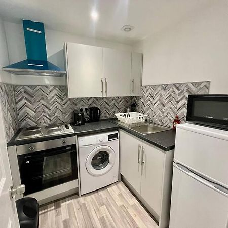 Large 2 Bed Near Glasgow Airport Пейзли Екстериор снимка