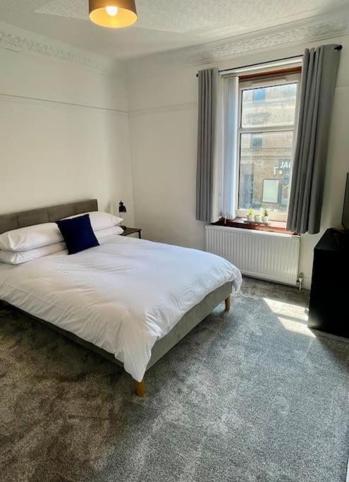 Large 2 Bed Near Glasgow Airport Пейзли Екстериор снимка