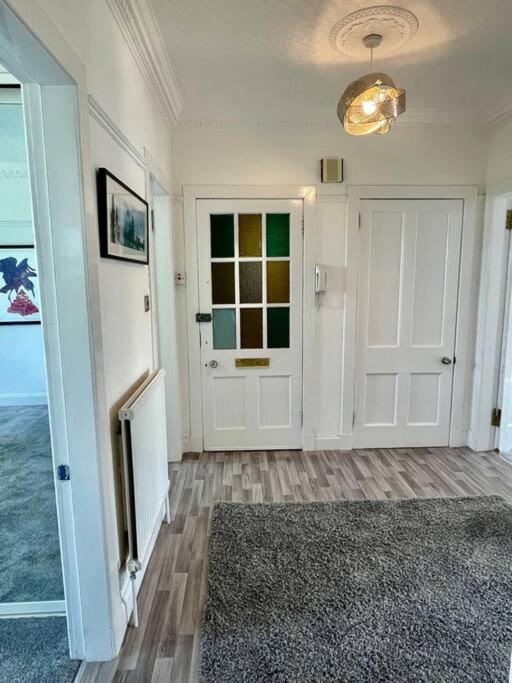 Large 2 Bed Near Glasgow Airport Пейзли Екстериор снимка