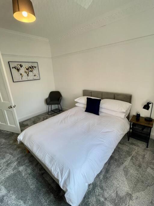 Large 2 Bed Near Glasgow Airport Пейзли Екстериор снимка