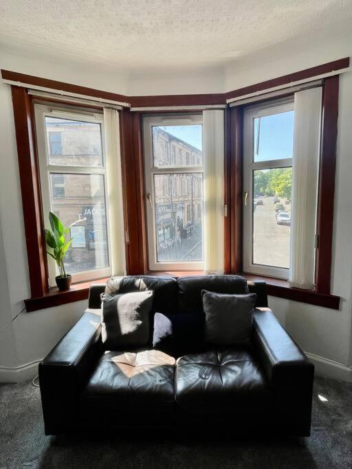Large 2 Bed Near Glasgow Airport Пейзли Екстериор снимка