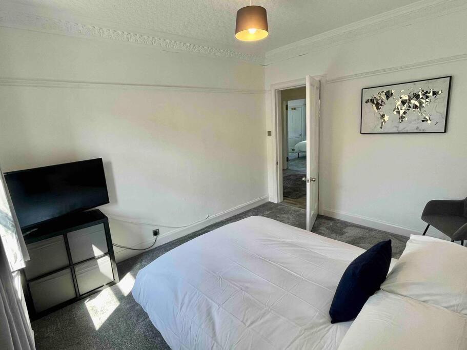 Large 2 Bed Near Glasgow Airport Пейзли Екстериор снимка