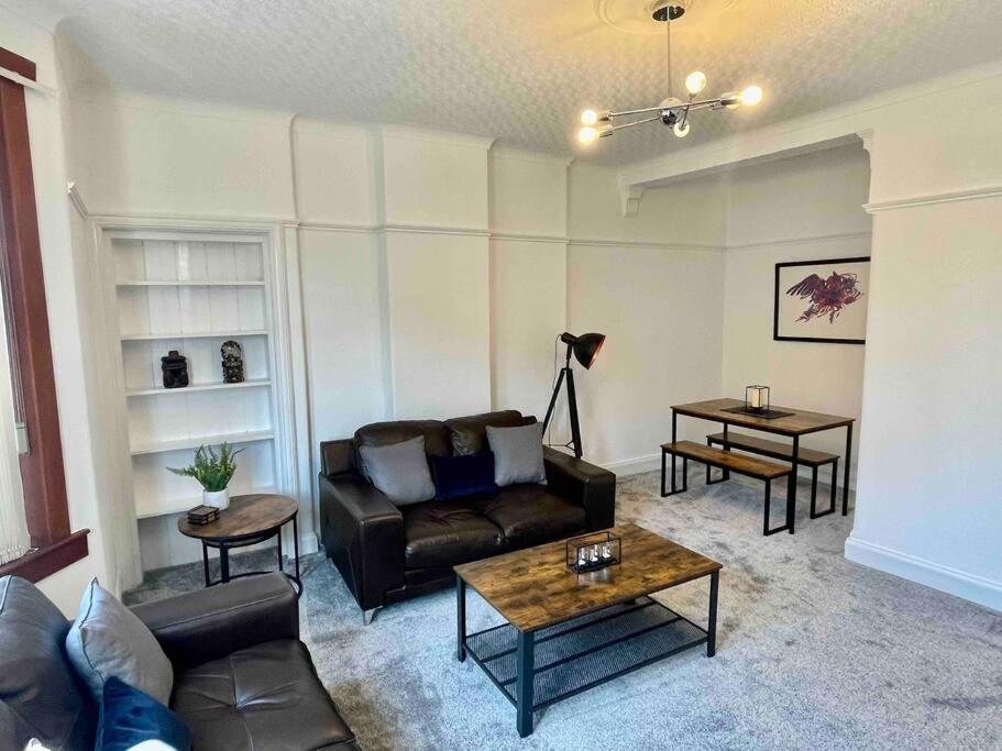 Large 2 Bed Near Glasgow Airport Пейзли Екстериор снимка