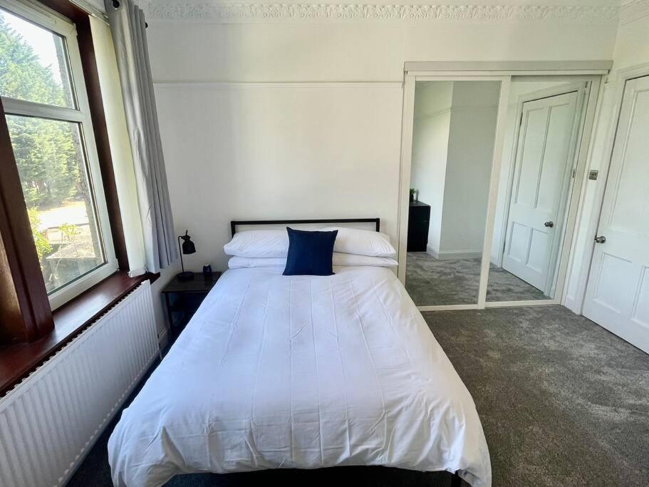 Large 2 Bed Near Glasgow Airport Пейзли Екстериор снимка