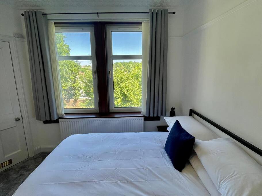Large 2 Bed Near Glasgow Airport Пейзли Екстериор снимка