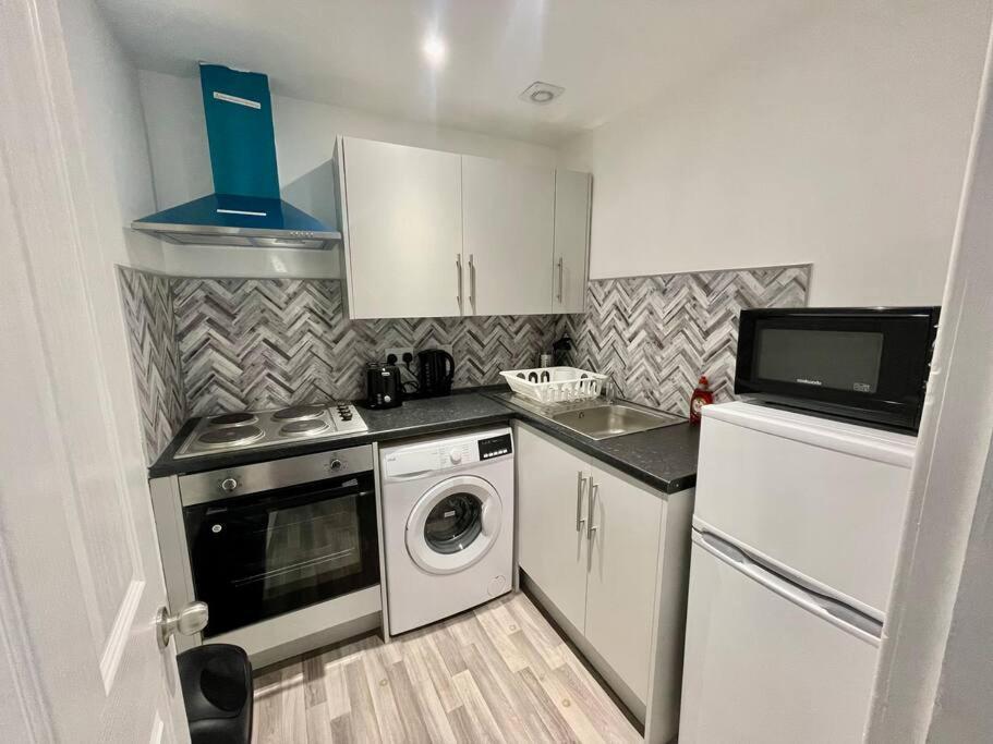 Large 2 Bed Near Glasgow Airport Пейзли Екстериор снимка