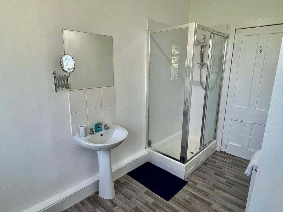 Large 2 Bed Near Glasgow Airport Пейзли Екстериор снимка