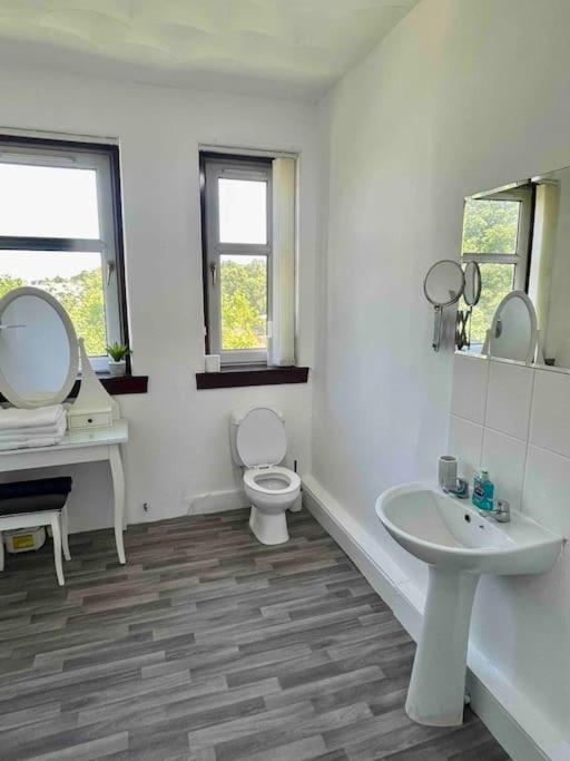 Large 2 Bed Near Glasgow Airport Пейзли Екстериор снимка